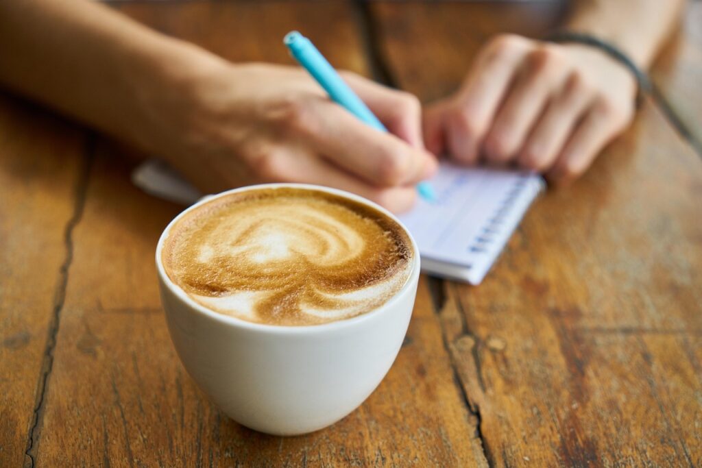 カプチーノを置いてメモをまとめる