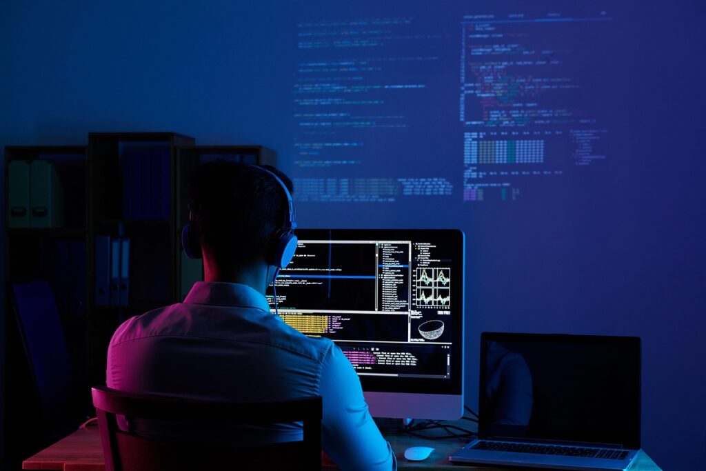 PCで仕事をしている写真