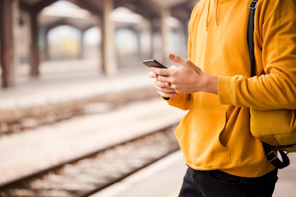 駅のホームでスマホを使って勉強する